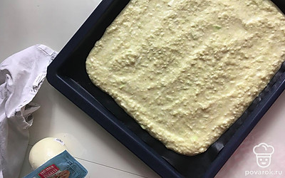 Полученную массу вылейте и распределите по противню с силиконизированным пергаментом или ковриком для выпечки.