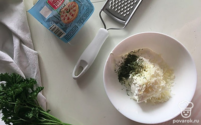 Для начинки смешайте сметану, творожный сыр и 50 граммов тертой моцареллы, свежий чеснок. Можно добавить зелень укропа или петрушки.