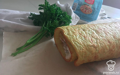 Намажьте начинку на корж, выложите пластинки помидоров, посолите и сверните в рулет. Оберните пергаментом и поставьте в холодильник на 30 минут.