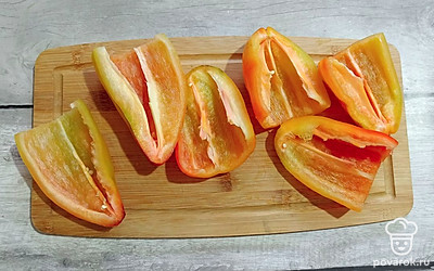 Болгарский перец помойте, очистите от семян, разрежьте.