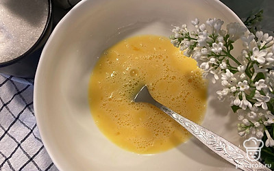 Взбиваем яйца. 