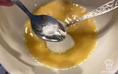 Добавляем ванилин и щепотку соли, перемешиваем (я делала это прямо вилкой, результат не зависит от инструментов, которые вы будете применять, можете делать все миксером).