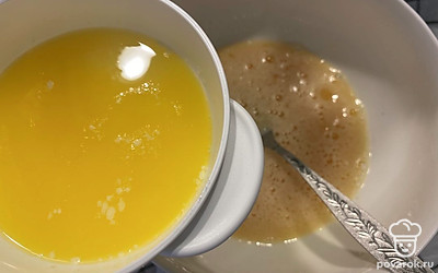 Вливаем растопленное сливочное масло тонкой струйкой при этом постоянно перемешивая массу.