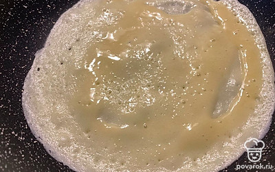 На разогретую сухую (без масла) сковородус выкладываем массу и медленно, почти как при выпекании блинчиков, поворачиваем сковородку при этом немного помогаем ложкой распределить массу, когда нижняя сторона подрумянится - переворачиваем вафлю и выпекаем с другой стороны, сворачиваем сразу как только сняли со сковороду в трубочку.