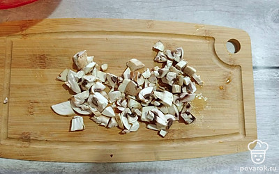 Шампиньоны мелко нарежьте.