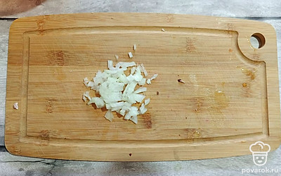 Лук измельчите.