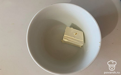 Поместите сливочное масло в посуду.