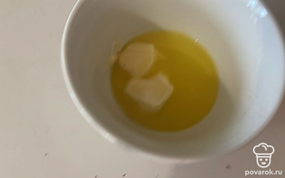 Маргарин растопите в микроволновой печи в течение одной минуты.