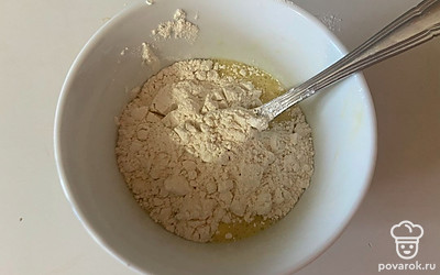 Далее добавьте к смеси муку.