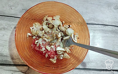 Соедините фарш, лук, грибы, соль, перец.