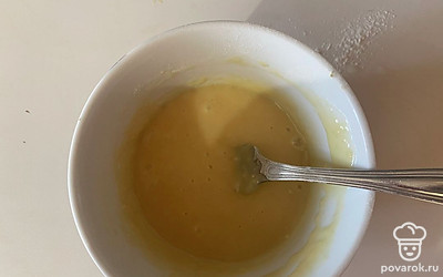 Перемешивайте до исчезновения комочков муки.