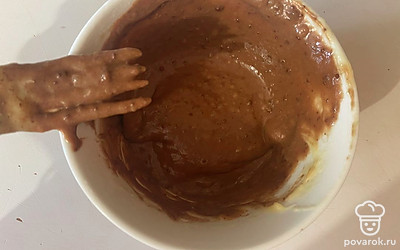 Очень тщательно перемешайте, если останутся комочки какао, то тесто будет сильно прилипать к форме.