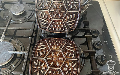 Форму смажьте растительным маслом.