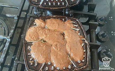 Выложите на неё тесто.