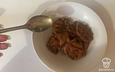 Готовые вафли полейте жидким мёдом.