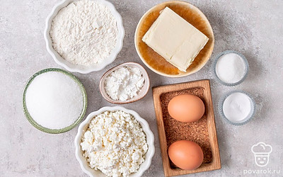 Достаньте масло из холодильника заранее, чтобы оно размягчилось при комнатной температуре. Помойте яйца. Просейте муку. Подготовьте вафельницу и миксер.