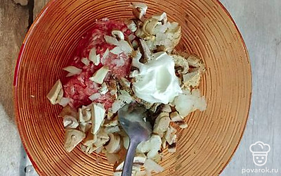 Добавьте сметану, хорошо перемешайте начинку.