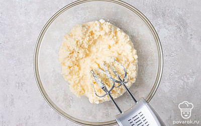 Миксером смешайте масло, сахар и ванильный сахар. Добавьте творог и яйца, снова взбейте до однородности. 