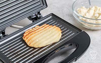 Всыпьте сухие ингредиенты в творожную массу и перемешайте. Выкладывайте по 1 ст.л. теста на хорошо прогретую вафельницу. Жарьте около 6 минут.