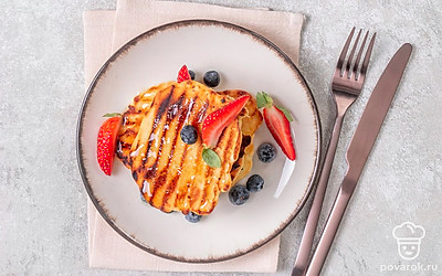 Подайте творожные венские вафли с медом, украсив свежими ягодами.