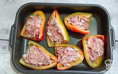 Начините половинки перца и отправьте в разогретую до 180 градусов духовку на 15 минут.