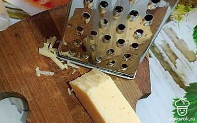 Сыр натрите на крупной терке.