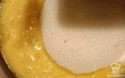 Охладите масло, добавьте сахар, перемешайте.