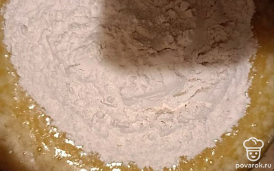 Взбейте яйцо и всё вместе смешайте, добавьте муку. Все перемешайте.