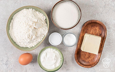 Просейте муку. Заранее растопите сливочное масло. Помойте яйца. Подготовьте миксер, силиконовую лопатку и вафельницу.