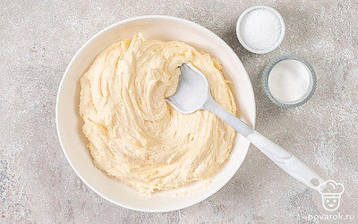 Разбейте в миску яйца, добавьте сахар. Смешайте миксером до пышности. Добавьте в смесь сметану и масло и еще раз смешайте. Всыпьте в готовую массу разрыхлитель, муку и соль. Лопаткой перемешайте ингредиенты, чтобы получилось тесто.