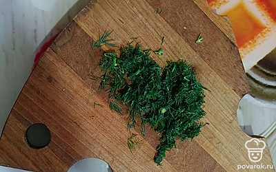 Зелень измельчите.