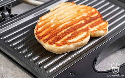 Разогрейте вафельницу. Налейте в формы примерно по 2 ст.л. теста. Закройте вафельницу и выпекайте вафли около 3-4 минут до полной готовности.