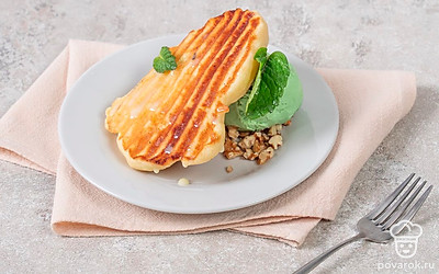 Выложите мягкие вафли на тарелку для подачи и полейте сгущенкой. По желанию десерт можно украсить свежими ягодами или фруктами.