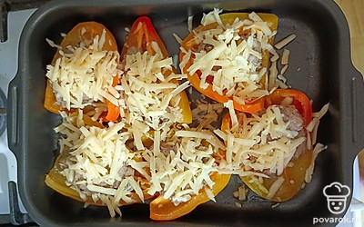 Половинки перца достаньте из духовки, посыпьте тертым сыром.