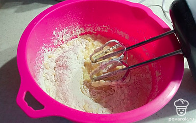 Растопить маргарин, добавляем яйца, сахар и муку все перемешивать.