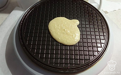 Выпекать в вафельнице до золотистого цвета и свернуть в трубочку.