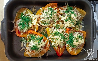 Украсьте зеленью и отправьте в духовку еще на 5 минут.