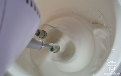 Белки взбить с сахаром.