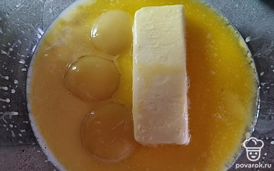 Масло растереть с желтками.