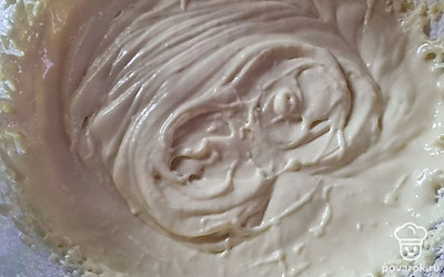 В смесь к маслу и желткам добавить муку и размешать.