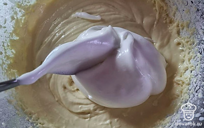 Аккуратно в 4 приема выкладывать взбитые белки и размешать. 