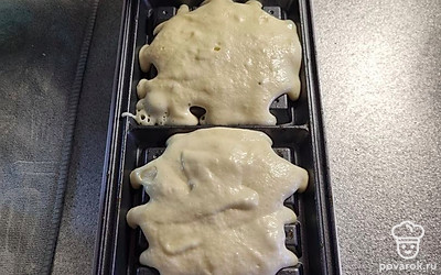 Жарить вафли 3 минуты в электровафельнице.