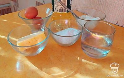 Подготовить ингредиенты. Сыр необходимо потереть на мелкой терке. Уже можно включить мультипекарь, чтобы пластины нагрелись.