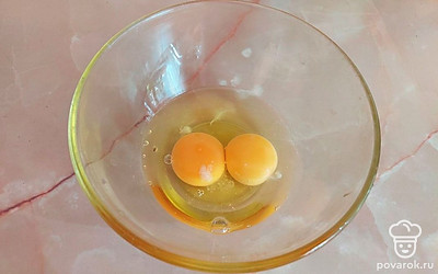 В емкость поместить яйца. Взбить их вилкой или венчиком.
