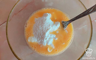 Добавить мягкий творог и взбить.