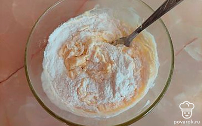 Выложить тертый сыр и муку. Тщательно перемешать. Долить воду, можно заменить на молоко. Тесто должно получиться как тесто на оладьи.