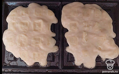 Смазать пластины растительным маслом. Выложить тесто. По 1-1,5 столовые ложки на панель.