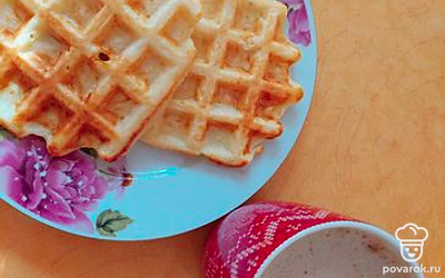Вафли идеально подходят к кофе. Отлично сочетаются со сметаной или сдадким джемом, конфитюром. Приятного аппетита!