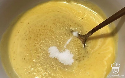 Растапливаем сливочное масло в микроволновке. Смешиваем с сахаром.