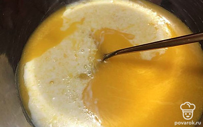 Вливаем молоко. И в остывшую массу добавляем яйца.